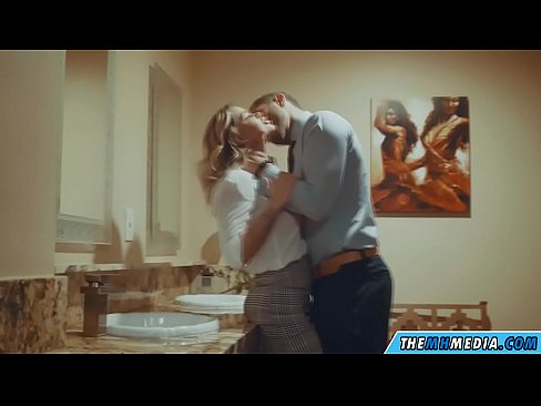 ❤️ جب ایک خوبصورت سنہرے بالوں والی آپ کو عوامی بیت الخلاء میں مائل کرتا ہے۔ ❤️ ہم پر ur.porn-mz-com.ru ❌️